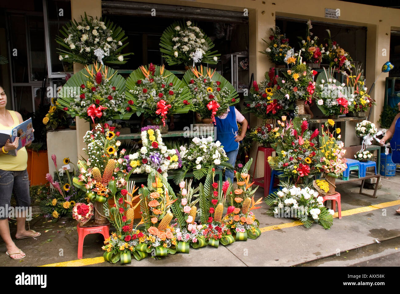 Blumenarrangements für Verkauf an der Blume Markt Guayaquil Ecuador Stockfoto