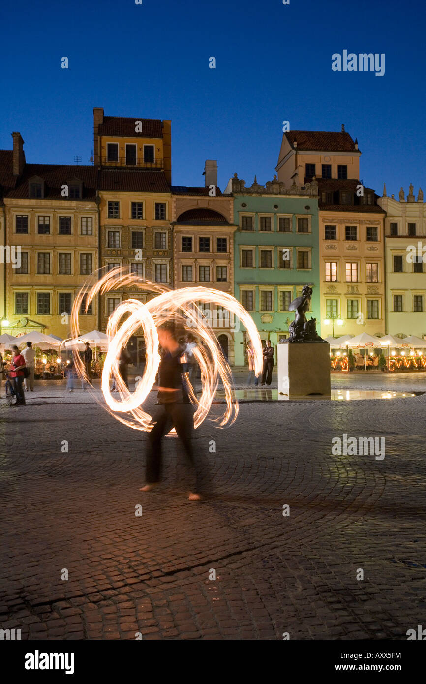 Straßenkünstler vor Häusern, Restaurants und Cafés in der Abenddämmerung, Altstädter Ring (Rynek Stare Miasto), Warschau, Polen Stockfoto