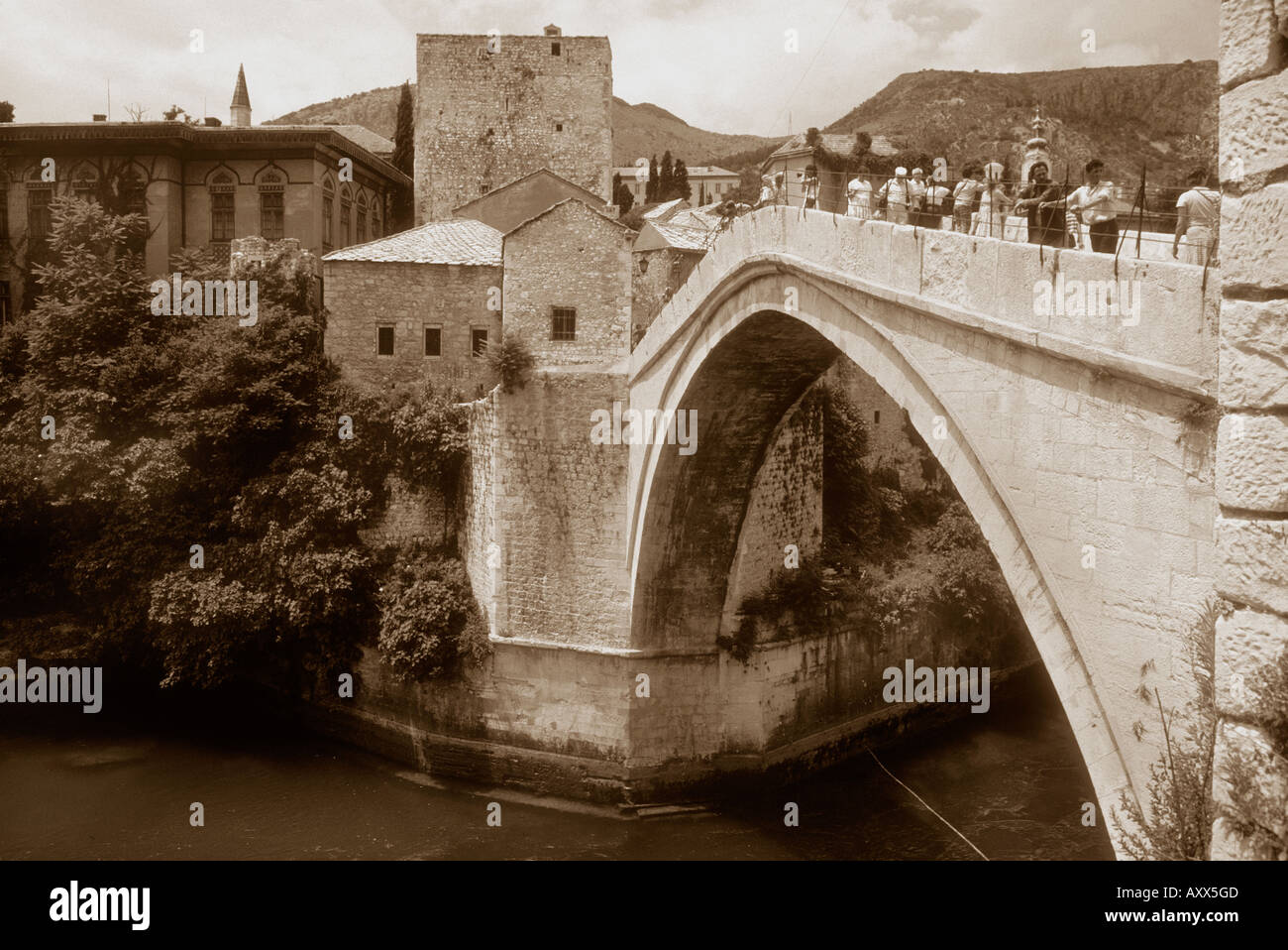 Original Mostar Single Span osmanische Brücke, erbaut im 16. Century.Designed von Mimar Hayruddin zerstört 13. November 1993. Stockfoto