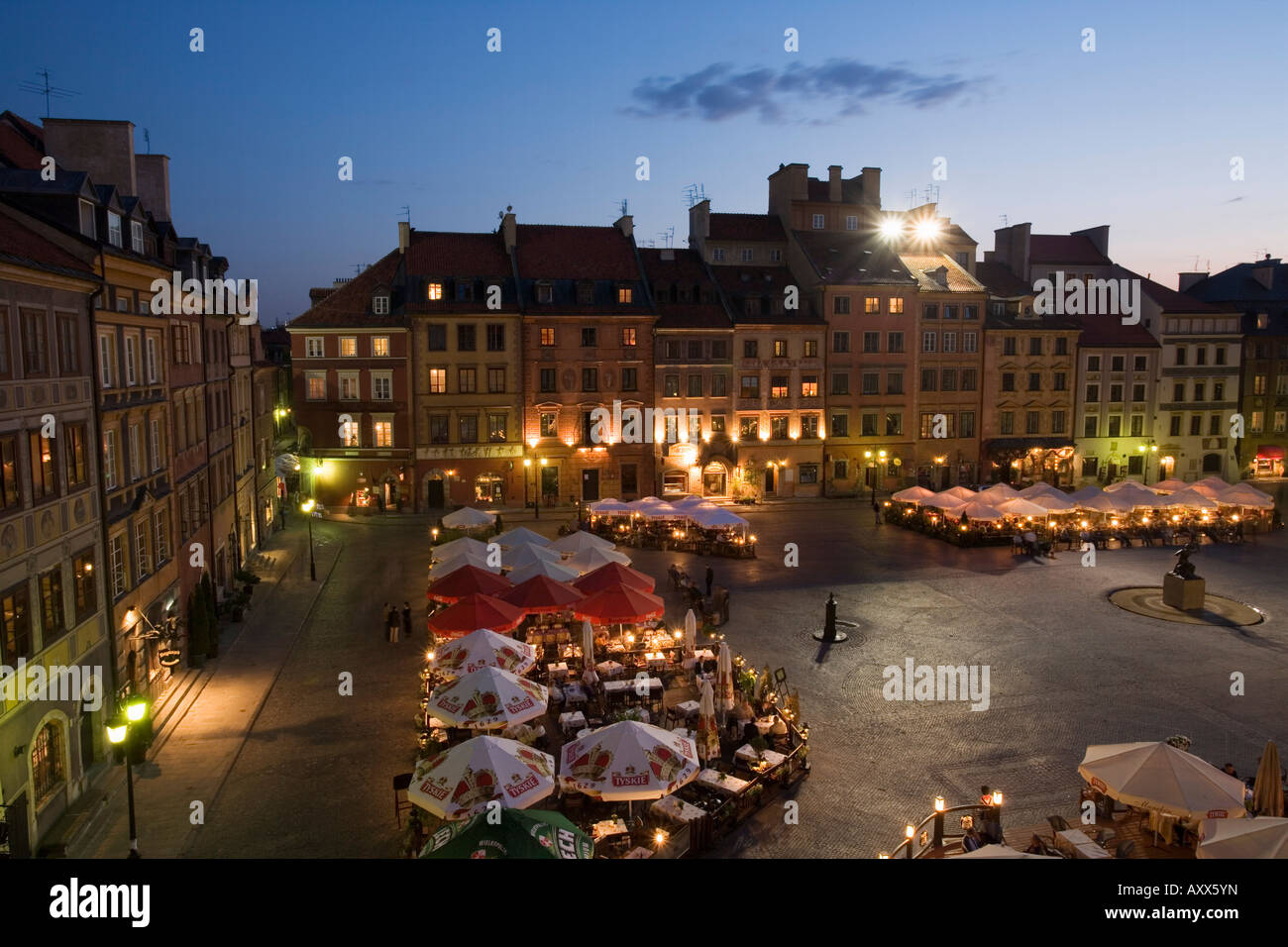 Erhöhten Blick über den Platz und Außenrestaurants und Cafés in der Abenddämmerung, Altstädter Ring (Rynek Stare Miasto), Warschau, Polen Stockfoto