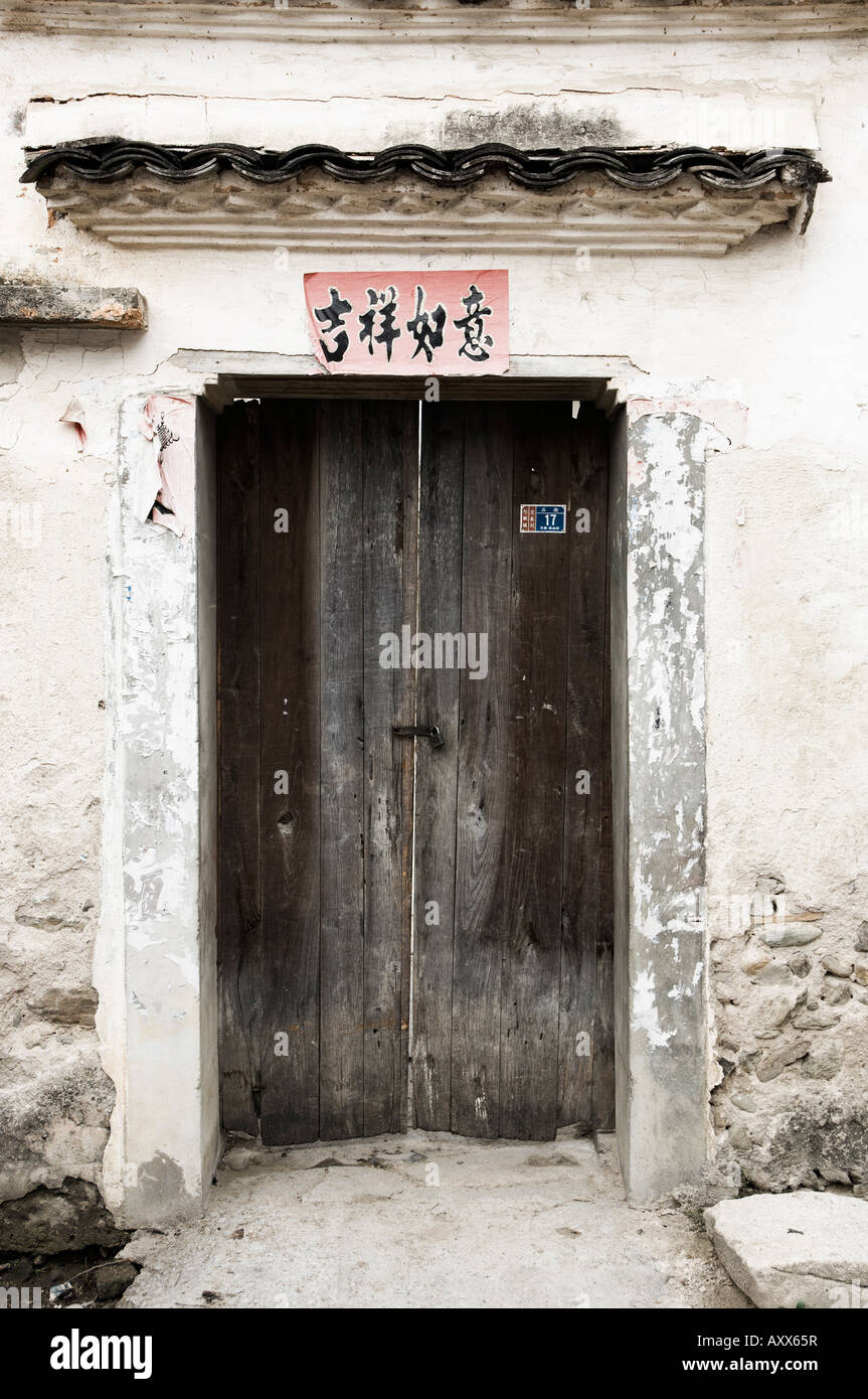 Tür und chinesischen Schriftzeichen, Hong Cun (Hongcun) Dorf, UNESCO-Weltkulturerbe, Provinz Anhui, China, Asien Stockfoto