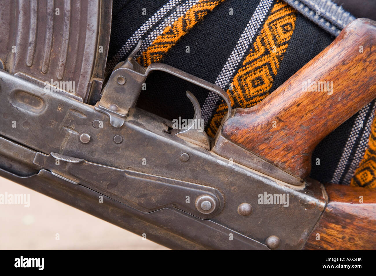 Detail einer Semi-automatische Waffe am unteren Omo-Tal in Äthiopien, Afrika Stockfoto
