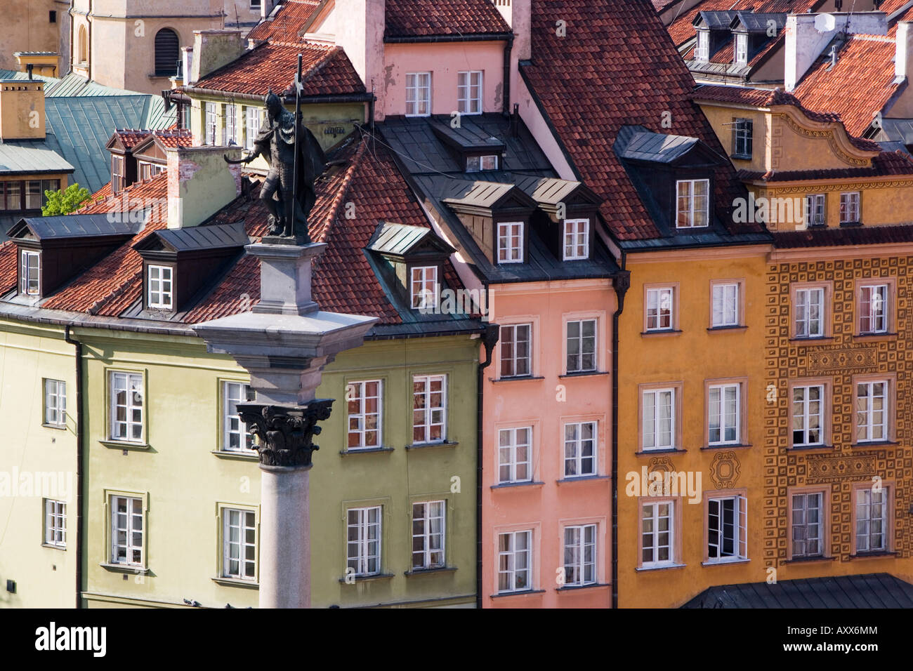 Erhöhten Blick über Schlossplatz und Sigismund III Vasa Spalte zu den bunten Häusern der Altstadt, Warschau, Polen Stockfoto