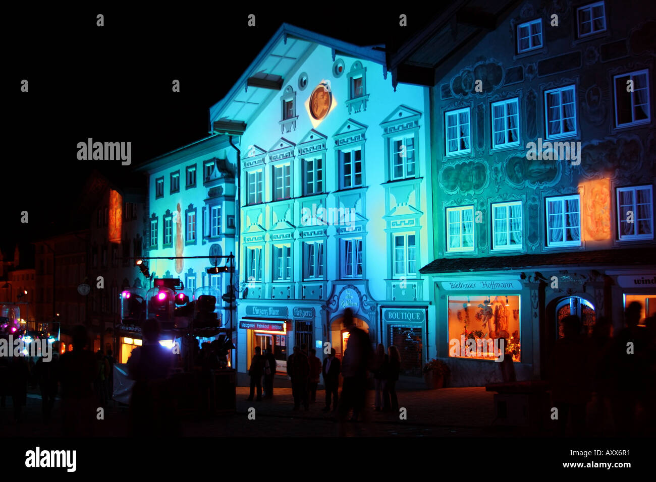 Beleuchteten historischen Marktstrasse anlässlich der 100 Jahr-Jubiläum als Stadt Bad Tölz Bayern Deutschland Stockfoto