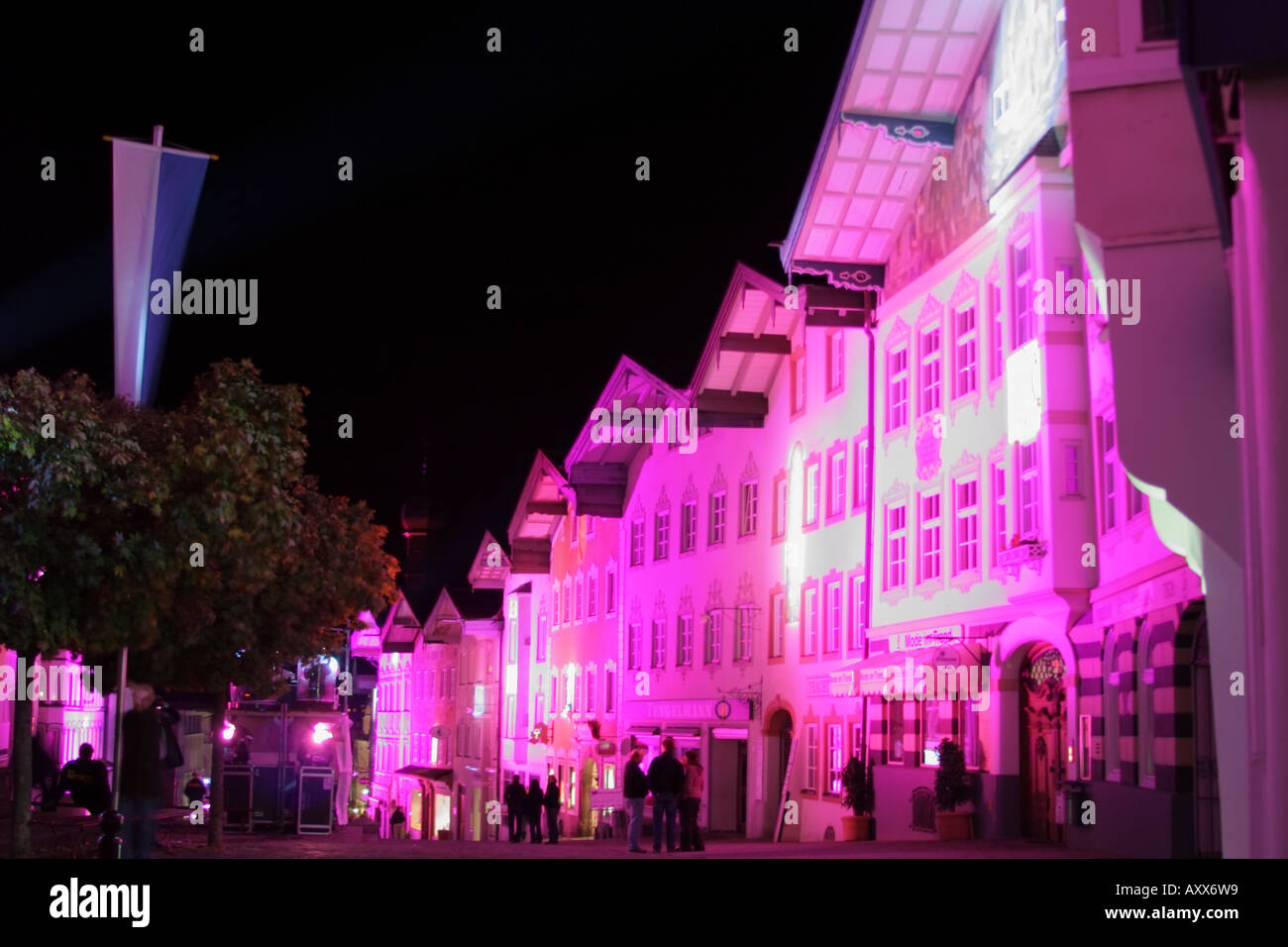 Beleuchteten historischen Marktstrasse anlässlich der 100 Jahr-Jubiläum als Stadt Bad Tölz Bayern Deutschland Stockfoto