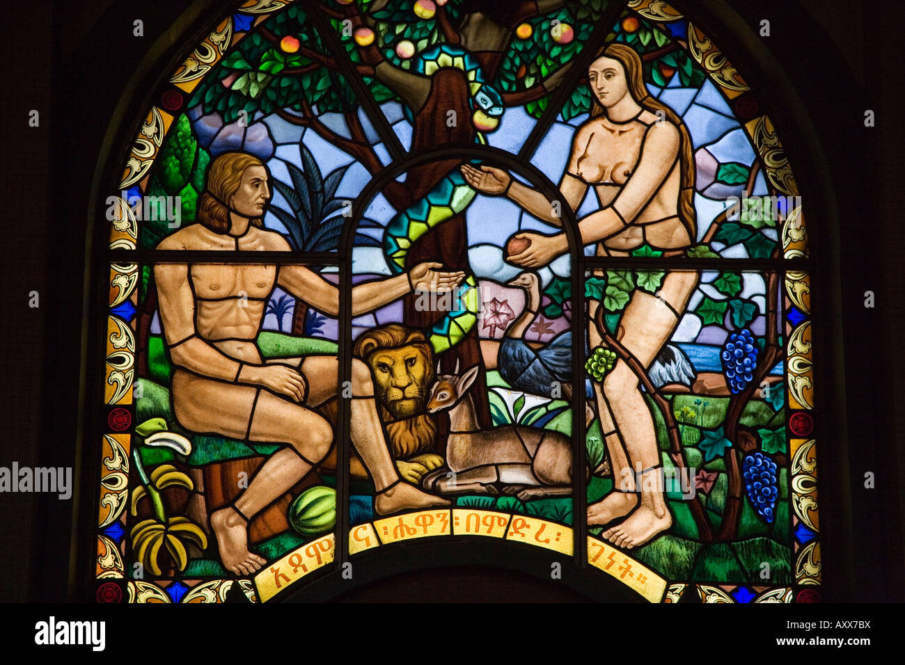 Glasmalerei-Fenster Darstellung von Adam und Eva im Garten Eden, Holy Trinity Cathedral, Addis Abeba, Äthiopien Stockfoto