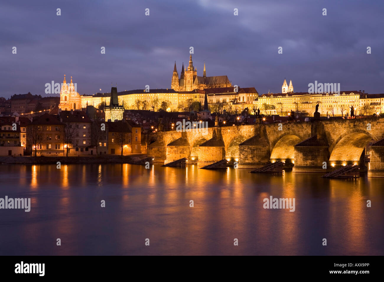 St. Vitus Cathedral, Karlsbrücke und das Budaer Burgviertel beleuchtet in der Nacht im Winter, Prag, Tschechische Republik Stockfoto