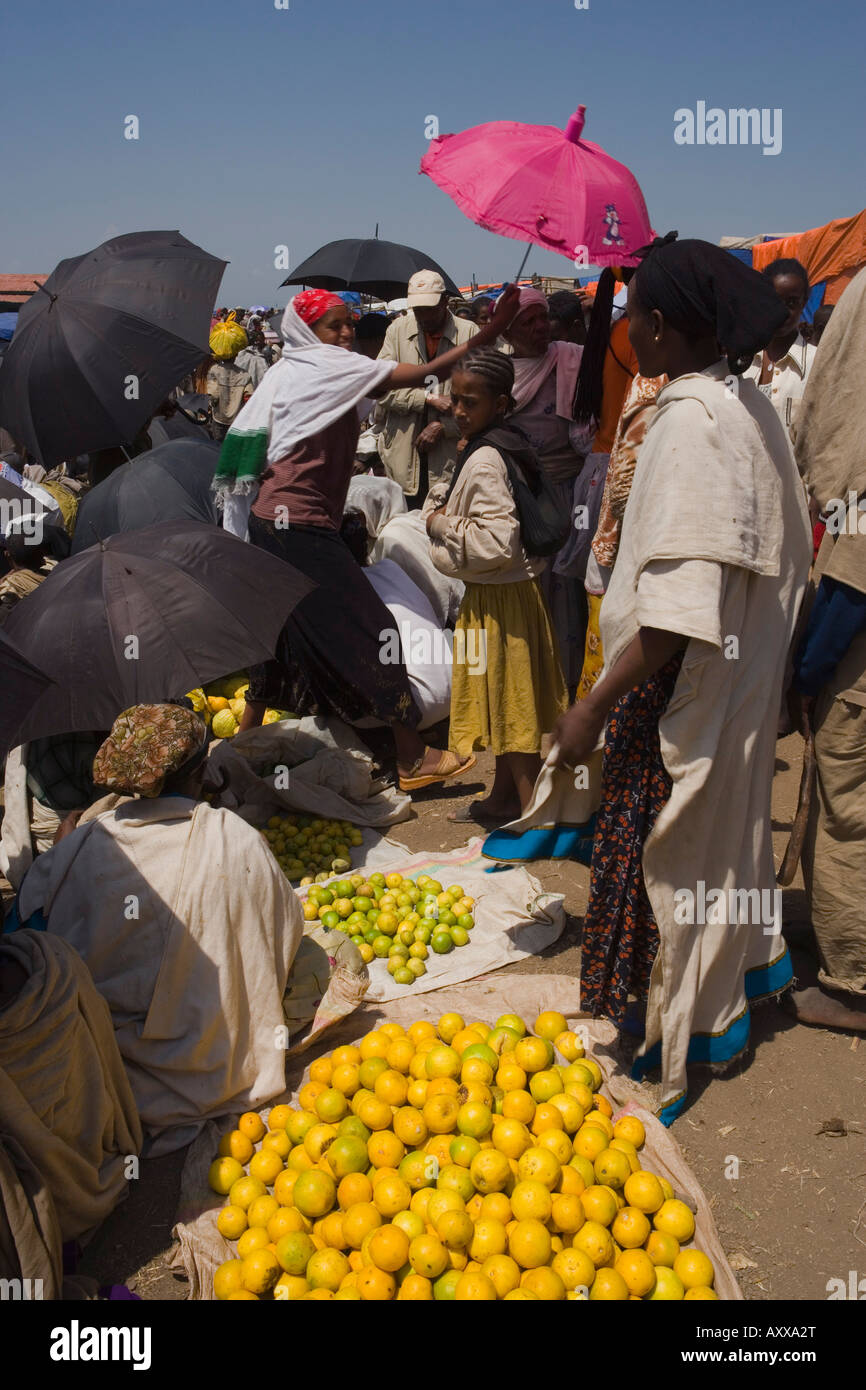 Die Menschen gehen tagelang Handel mit diesem berühmten Wochenmarkt, Samstagsmarkt in Lalibela, Lalibela, Äthiopien, Afrika Stockfoto