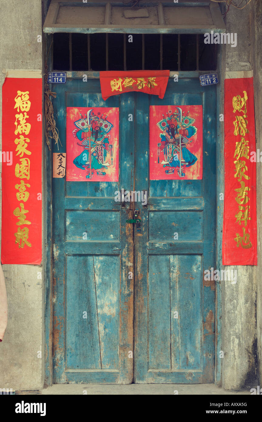 Tür mit chinesischer Kunst und Zeichen, Xingping, Provinz Guangxi, China, Asien Stockfoto