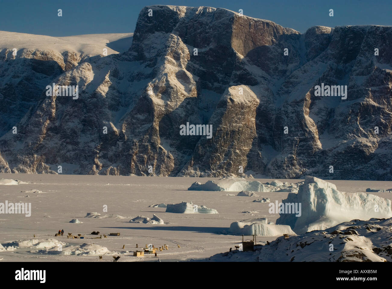 Eisberge ins Meer in Nord-Grönland im Winter gefroren Stockfoto
