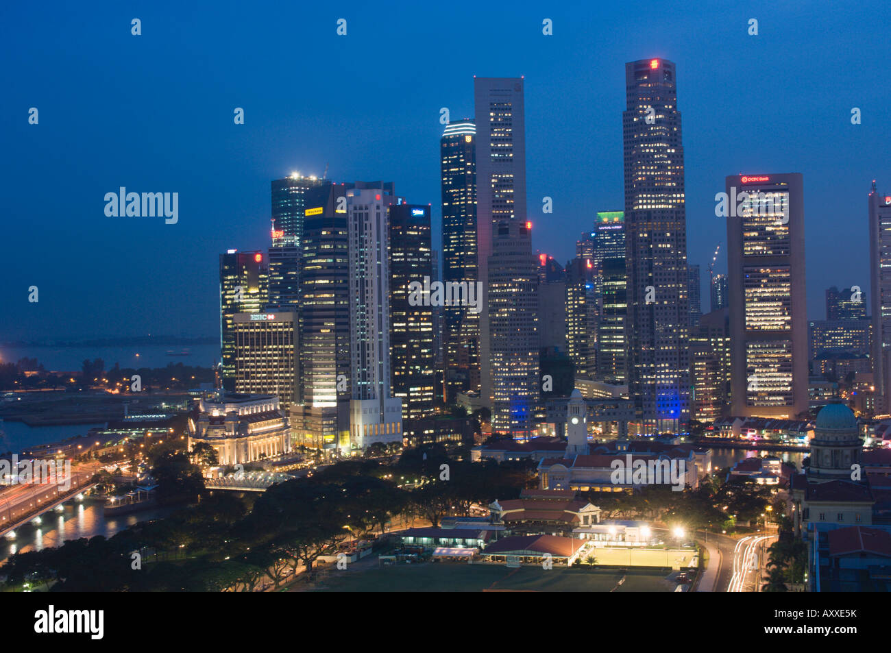 Skyline der Stadt bei Dämmerung, Singapur, Süd-Ost Asien Stockfoto