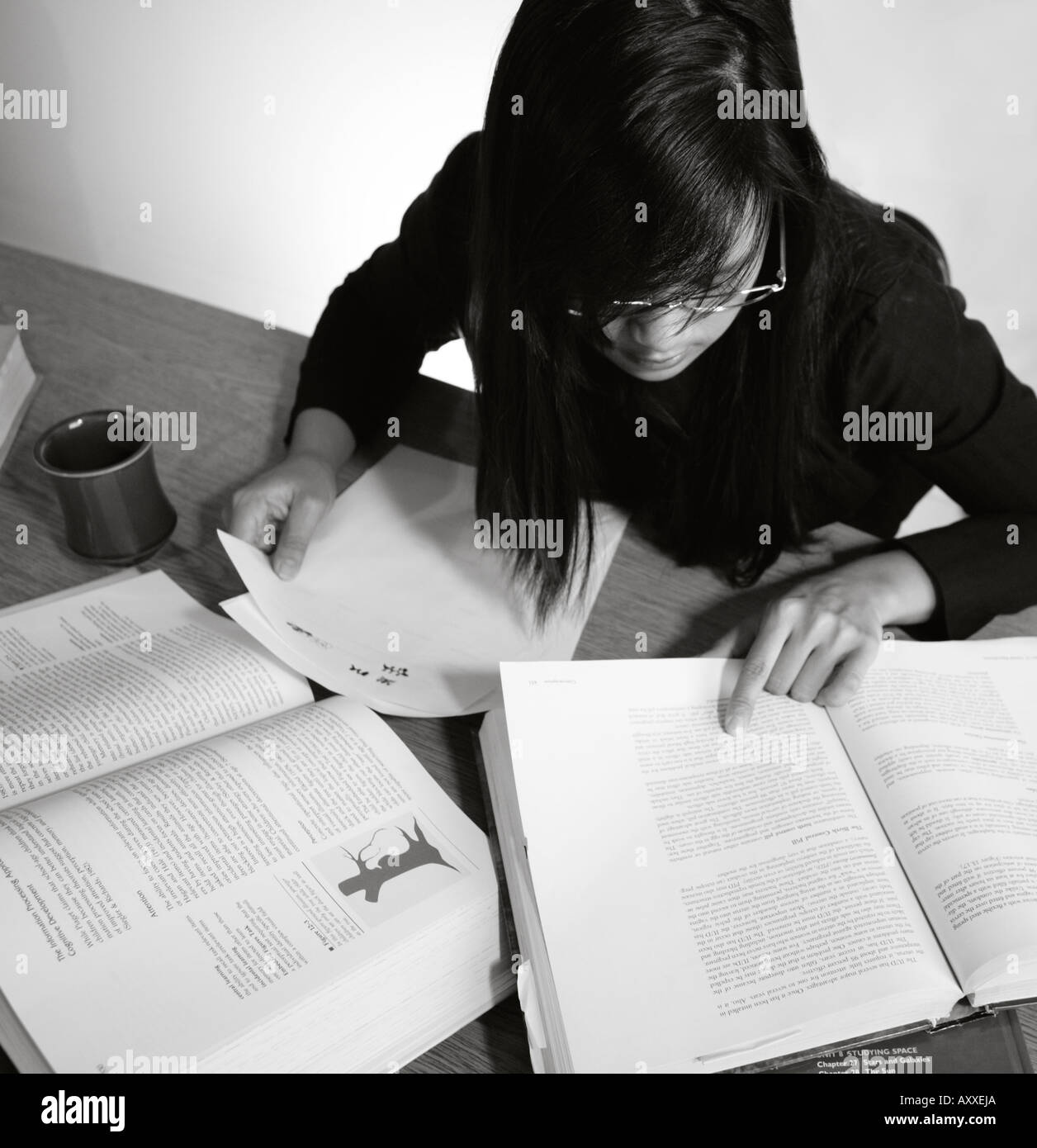 Frau Erforschung Info aus Nachschlagewerken. Stockfoto