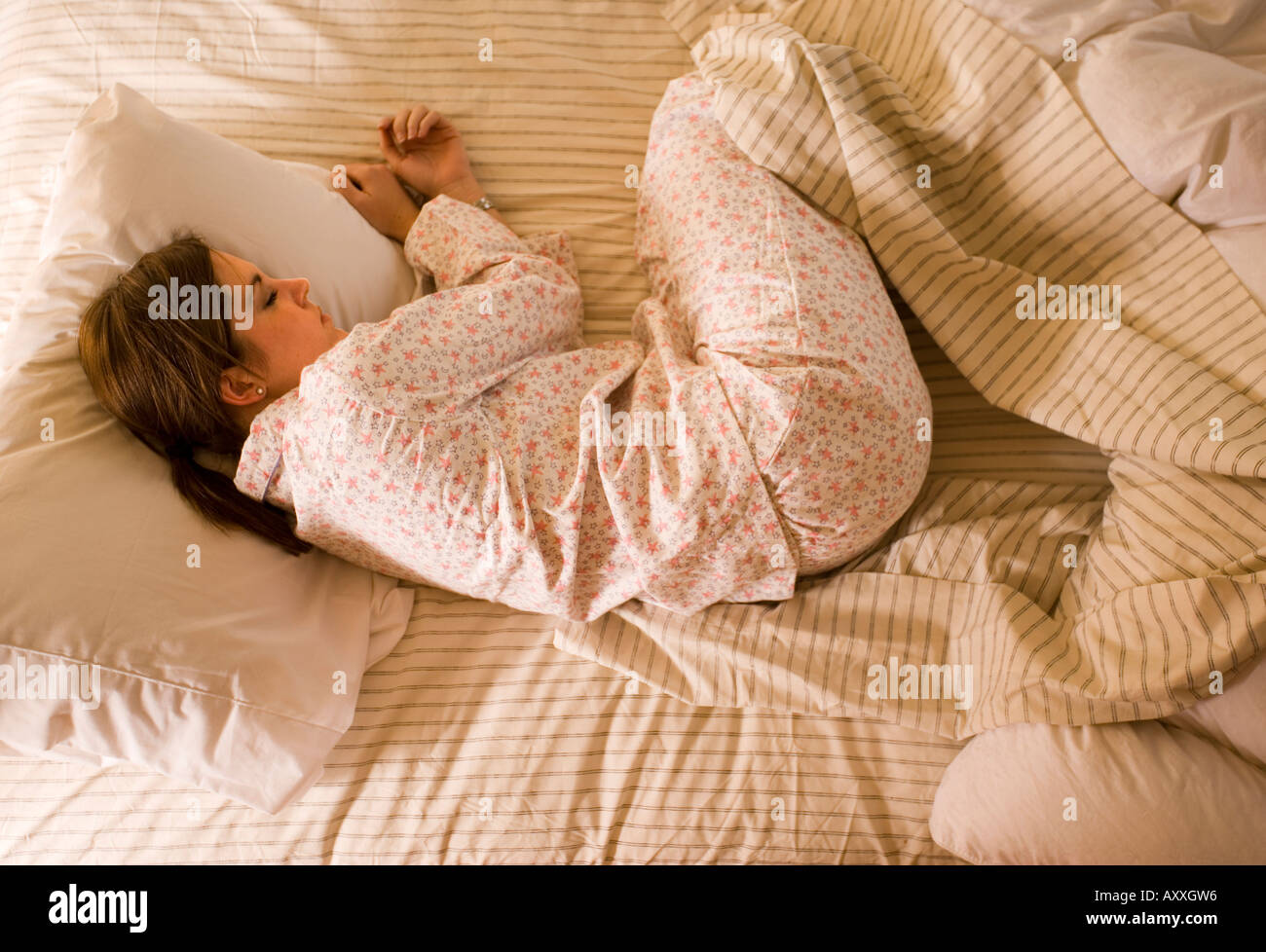 Junge Frau im Bett mit sauberen Laken schlafen. Schön Stockfotografie -  Alamy