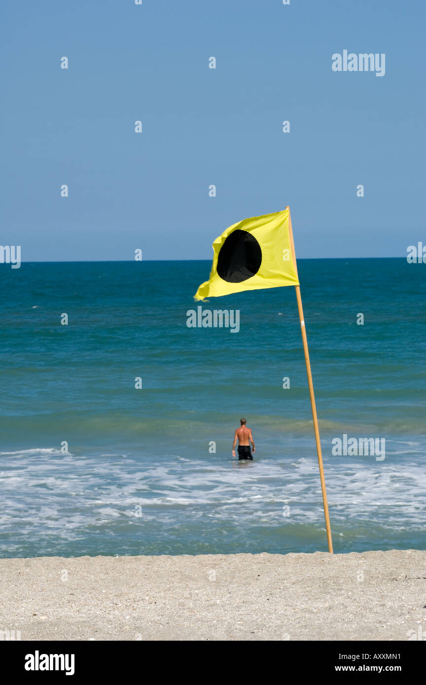 Ich Flagge Regel 30 1 rund um die Enden-Regel ist in der Tat gelbe Flagge mit schwarzen Punkt Kreis solide Runde am Strand Stockfoto