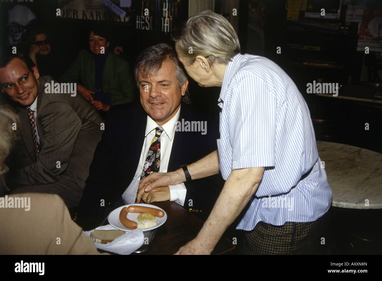 Graeter, Michael, * 1941, deutscher Journalist, halbe Länge, mit