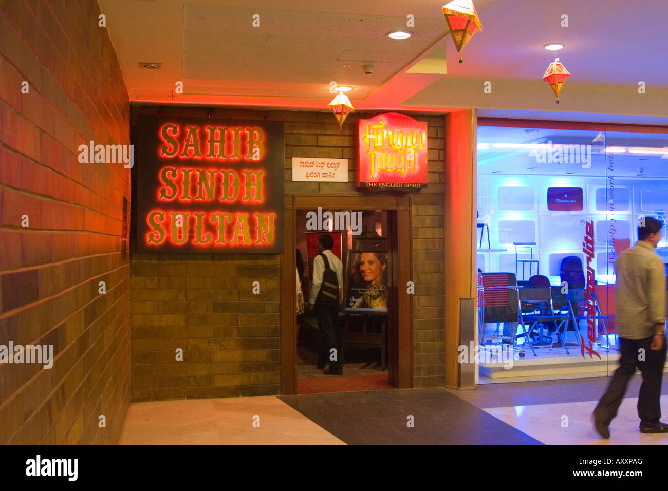 Englische Bar in einem modernen indischen Einkaufszentrum und Einkaufszentrum Stockfoto