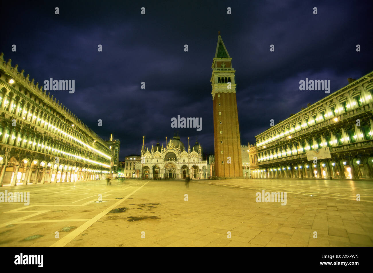 Piazza San Marco in der Dämmerung, Basilika San Marco und Campanile San Marco (Markusplatz Glockenturm), Venedig, Veneto, Italien Stockfoto