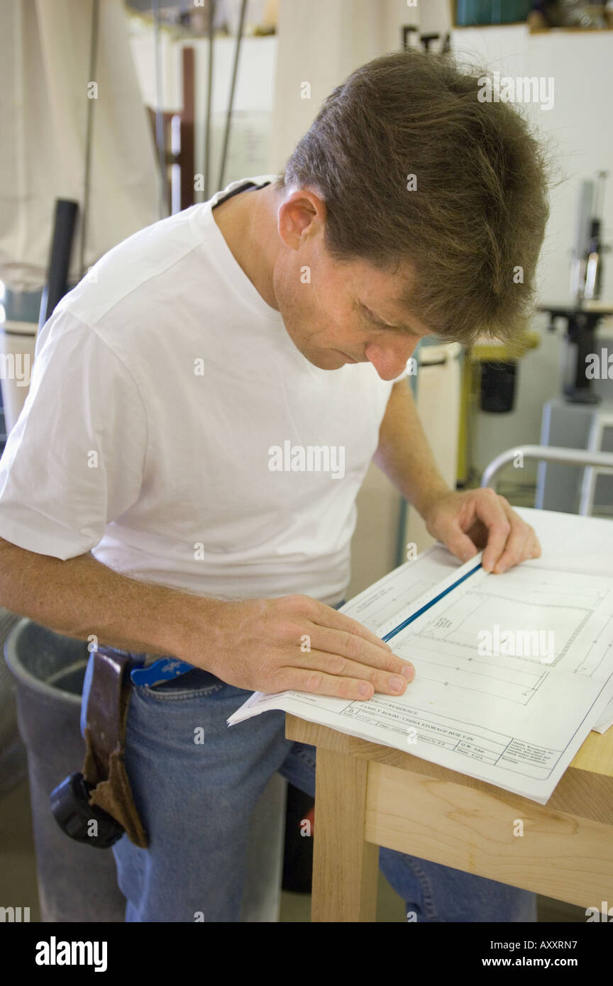 Eigentümer regulären Job Holzbearbeitung Möbelschreiner Geschäftsmann arbeiten selbst beschäftigt Menschen in Arbeit Pläne Baupläne messen Stockfoto