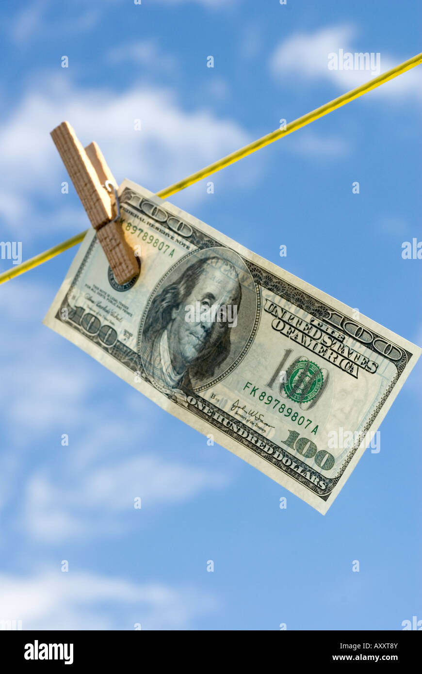 hundert-Dollar-Schein Trocknen auf der Wäscheleine im Sonnenlicht vertikale Stockfoto