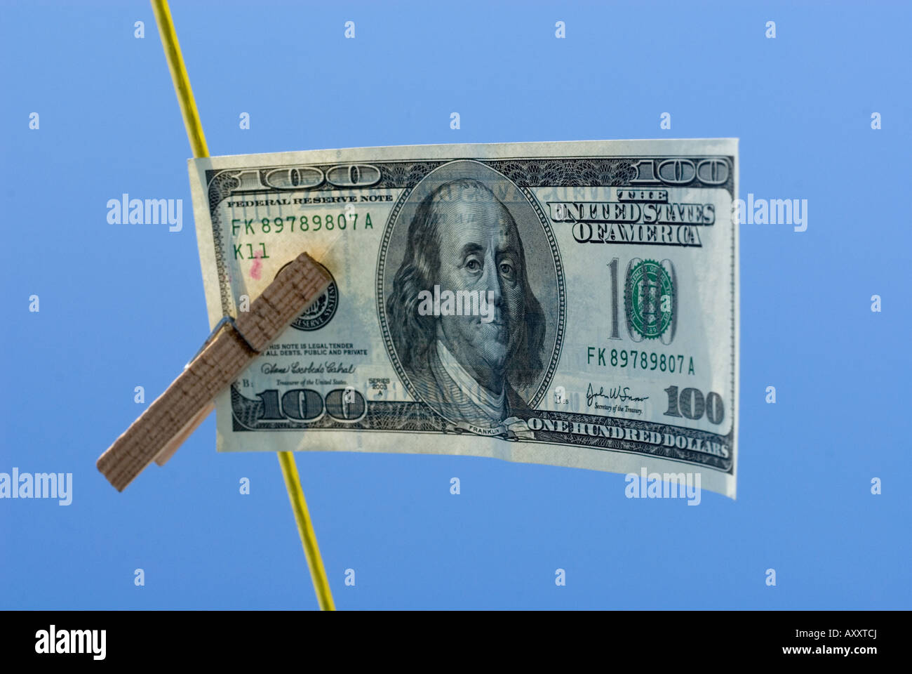 hundert-Dollar-Schein an einer Wäscheleine trocknen Stockfoto