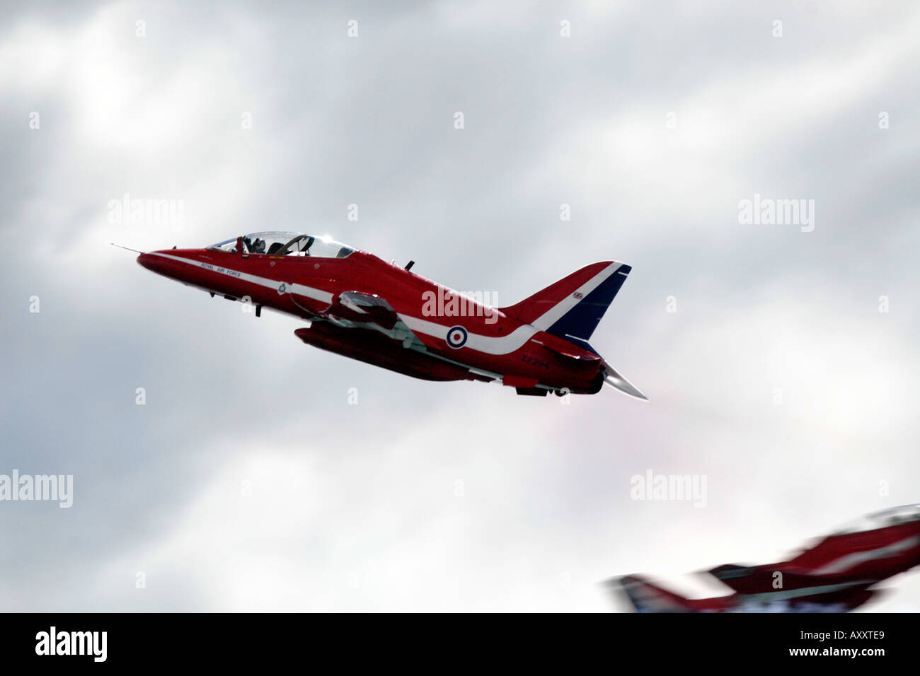 Zwei Red Arrows-Kreuzung im Flug Stockfoto