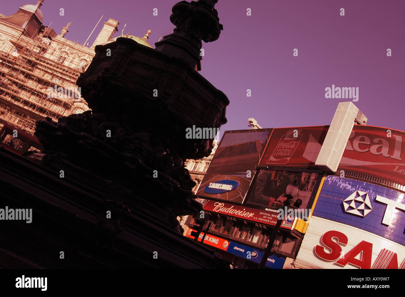 Piccadilly Circus im Zentrum von London mit Werbetafeln und die Basis der Eros-Statue im Schatten Stockfoto