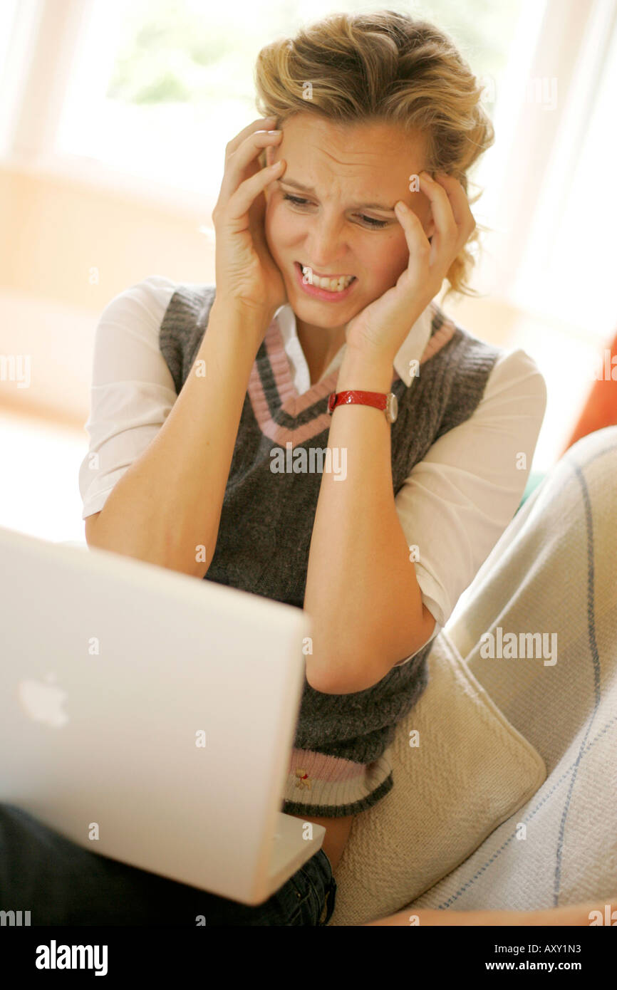 Verärgert Frau mit laptop Stockfoto