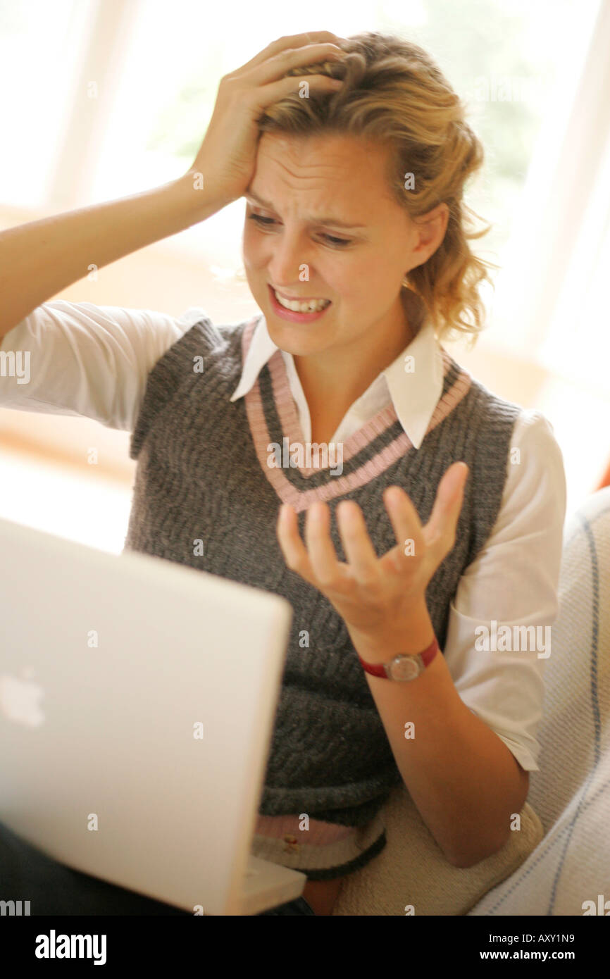 Verzweifelte Frau mit Laptop-computer Stockfoto
