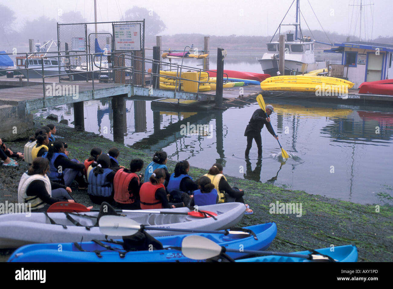 Lehrer unterrichten Klasse Schüler, Morro Bay State Park Hafen California Kajak Stockfoto