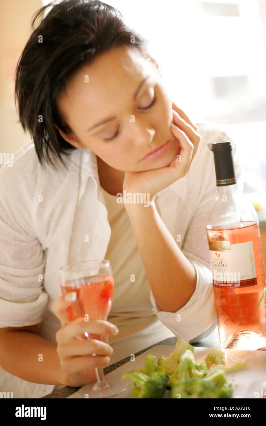 Frau trinkt Wein Stockfoto