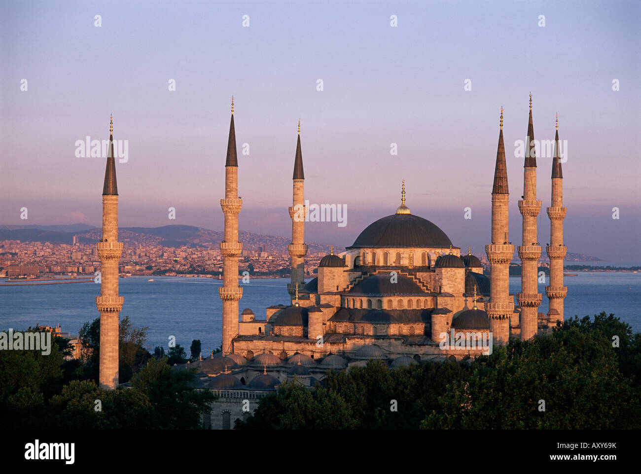 Kuppel und Minarette der blauen Moschee (Sultan Ahmat), UNESCO-Weltkulturerbe, Istanbul, Türkei, Europa Stockfoto