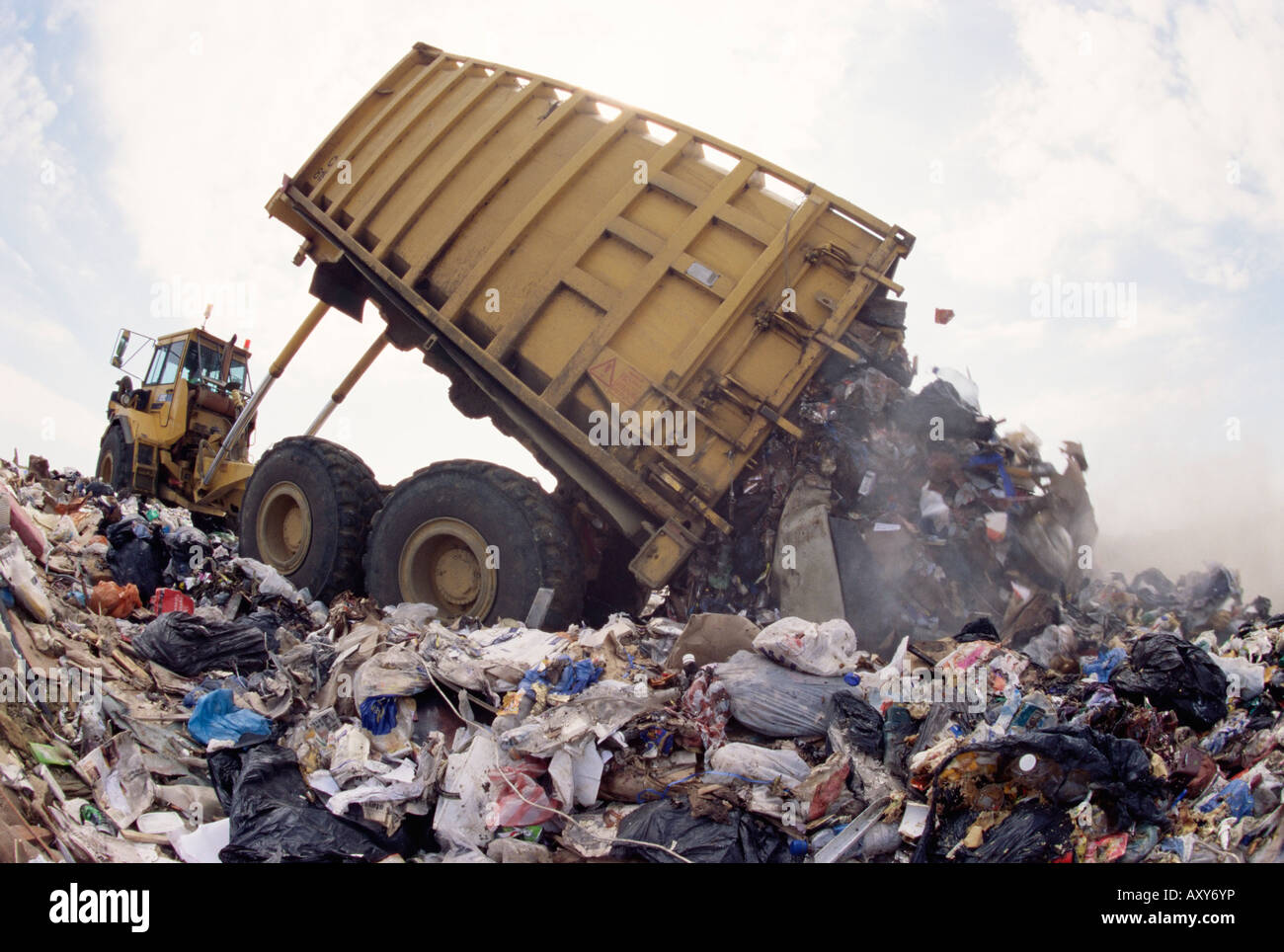 LKW kommt in Müll kippen Bereich auf Deponie Mucking, London, England, Vereinigtes Königreich, Europa Stockfoto