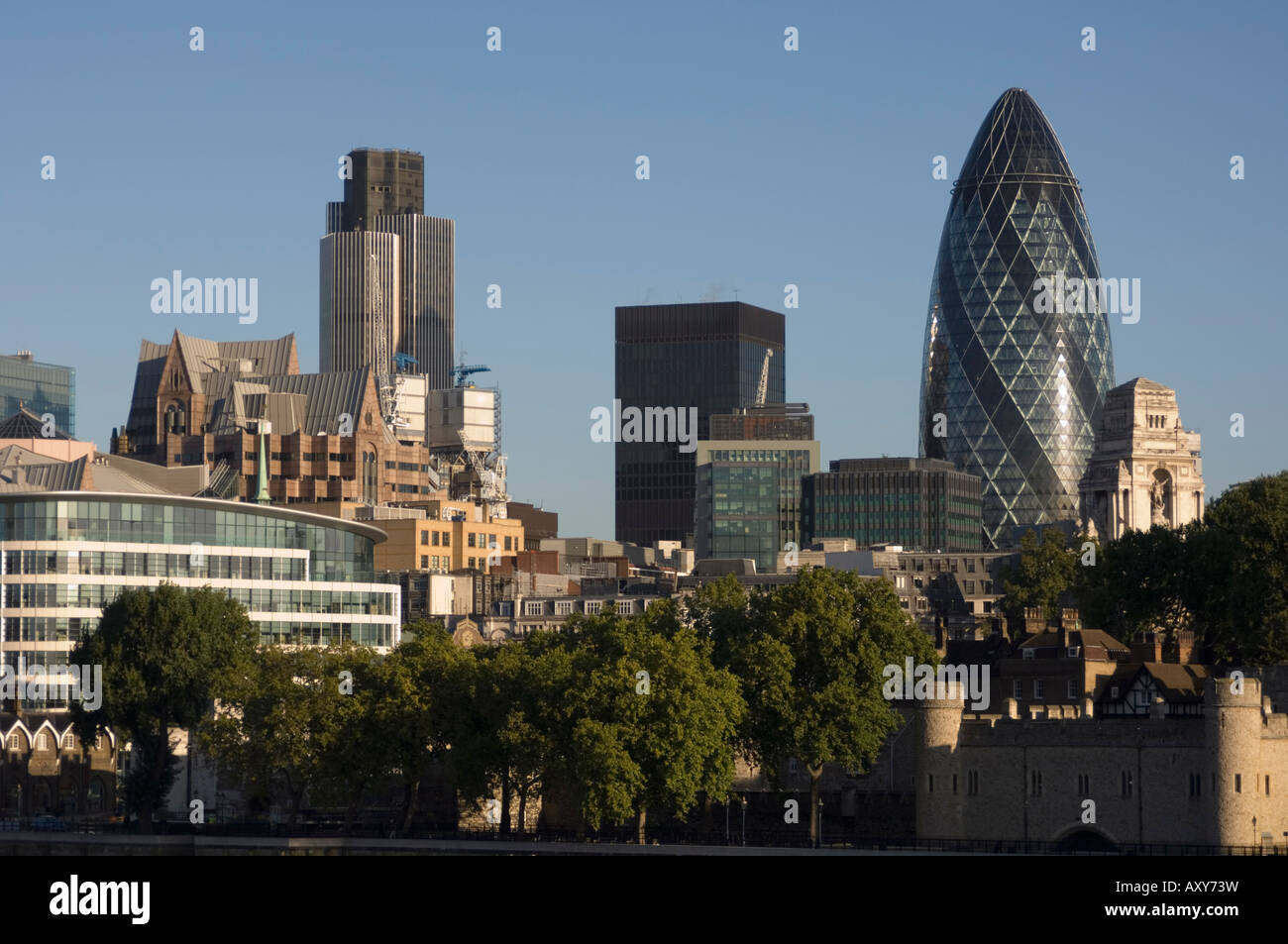 Der Londoner Skyline, 30 St. Mary Axe Gebäude auf der rechten Seite, London, England Stockfoto