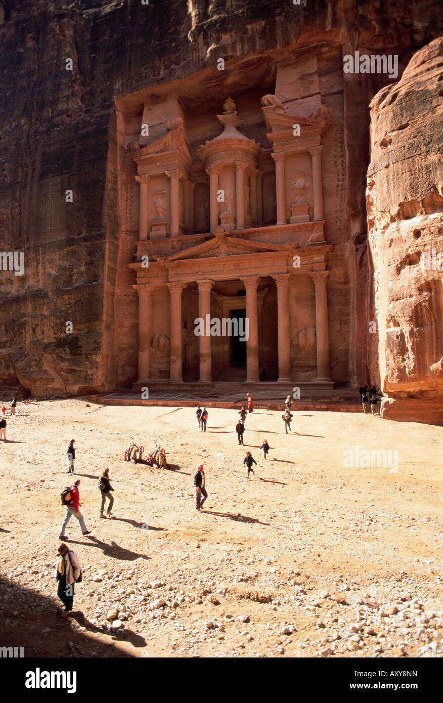 Touristen, die Silhouette vor der Schatzkammer (El Khazneh) (Al Khazna), Nabatäisch archäologische Stätte von Petra, Jordanien Stockfoto
