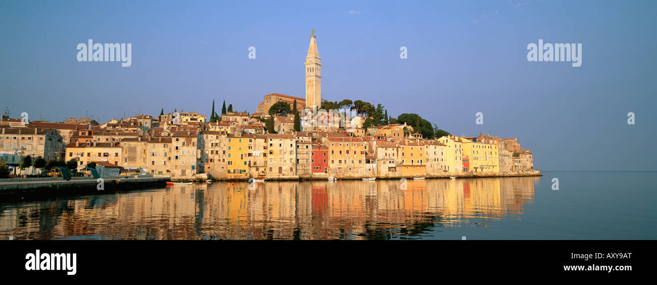 Alte Bürgerhäuser und die Kathedrale von St. Euphemia, Rovinj, Istrien, Kroatien, Europa Stockfoto
