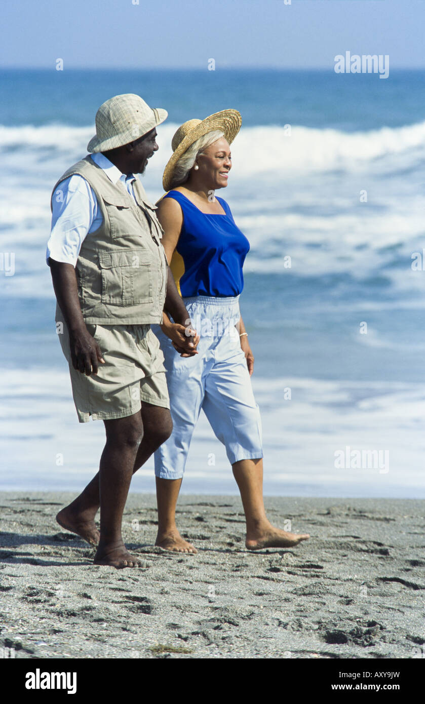 Senioren gemeinsam entspannen, Wandern am Strand, Miami Stockfoto