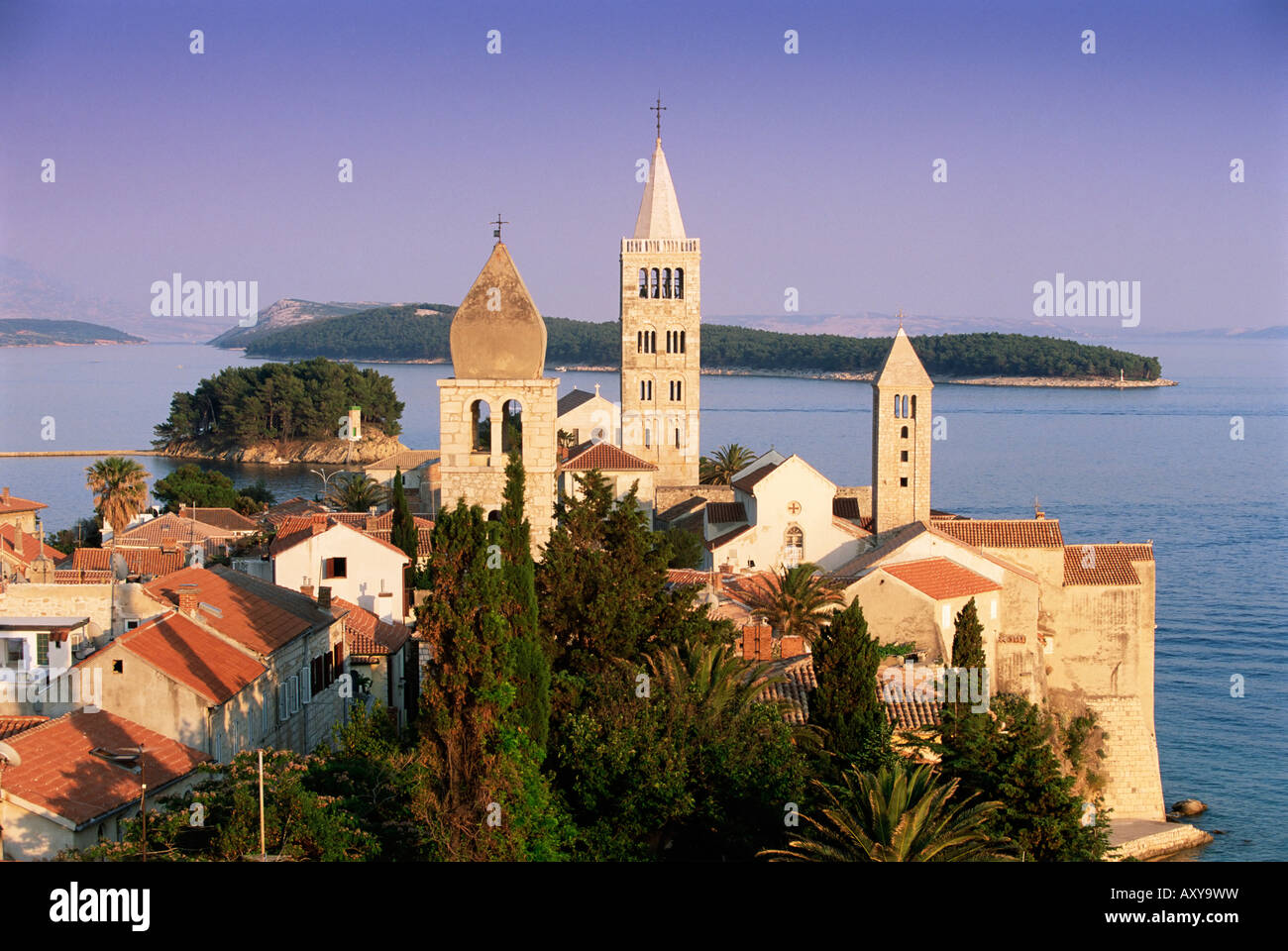 Mittelalterliche Rab Glockentürme und erhöhten Blick auf Stadt, Stadt Rab, Insel Rab, Dalmatien, Dalmatien, Kroatien, Europa Stockfoto