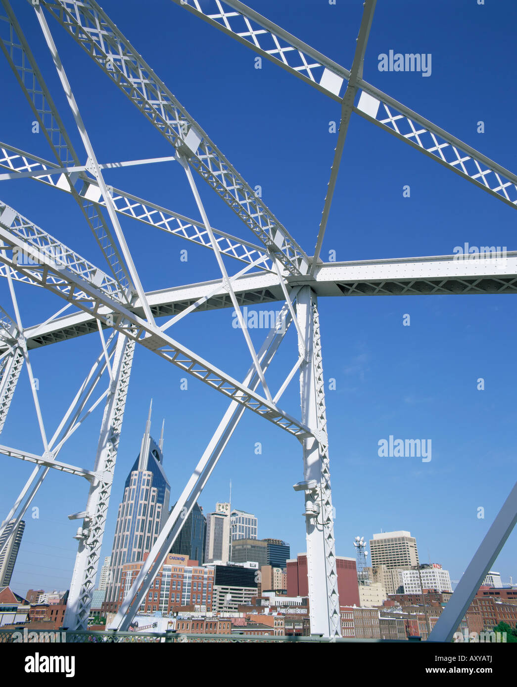 Skyline der Stadt und neue Fußgängerbrücke, Nashville, Tennessee, Vereinigte Staaten von Amerika, Nordamerika Stockfoto