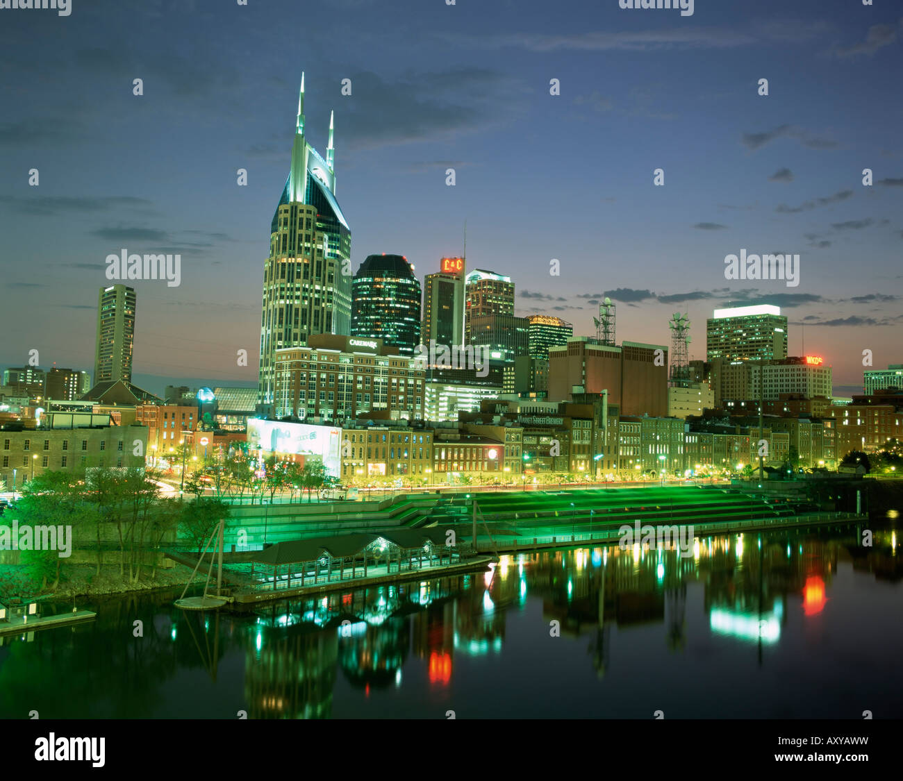 Skyline und Cumberland River in der Abenddämmerung, Riverfront Park, Nashville, Tennessee, Vereinigte Staaten von Amerika, Nordamerika Stockfoto