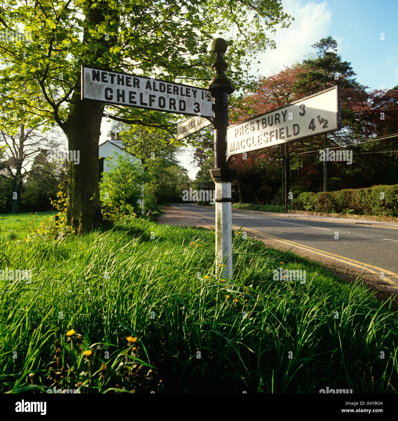 UK Cheshire Alderley Edge Autofahren Wegweiser auf leere ländlichen lane Stockfoto