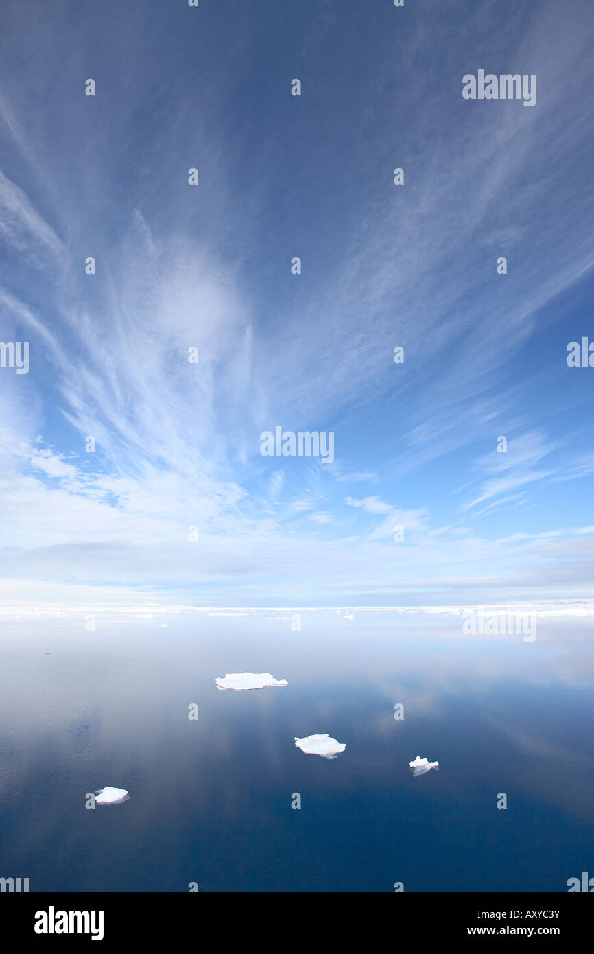 Ruhiges Wasser vor der Küste von Spitzbergen Insel mit vier kleinen Brocken von Meer Eis, Svalbard-Inseln, Arktis, Norwegen, Skandinavien Stockfoto
