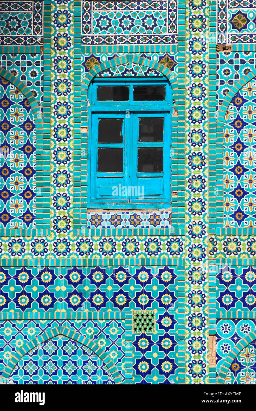 Fliesen um blaue Fenster, Schrein von Hazrat Ali, Mazar-i-Sharif, Balkh, Afghanistan, Asien Stockfoto