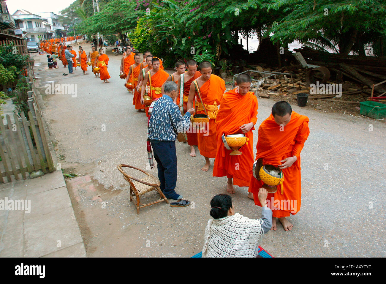 Laos Luang Prabang Religion Mönche auf morgen Almosen Runde Stockfoto