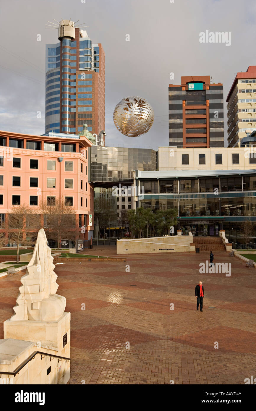Silbernen Farn Globus ausgesetzt über den civic Square, Wellington, Nordinsel, Neuseeland, Pazifik Stockfoto