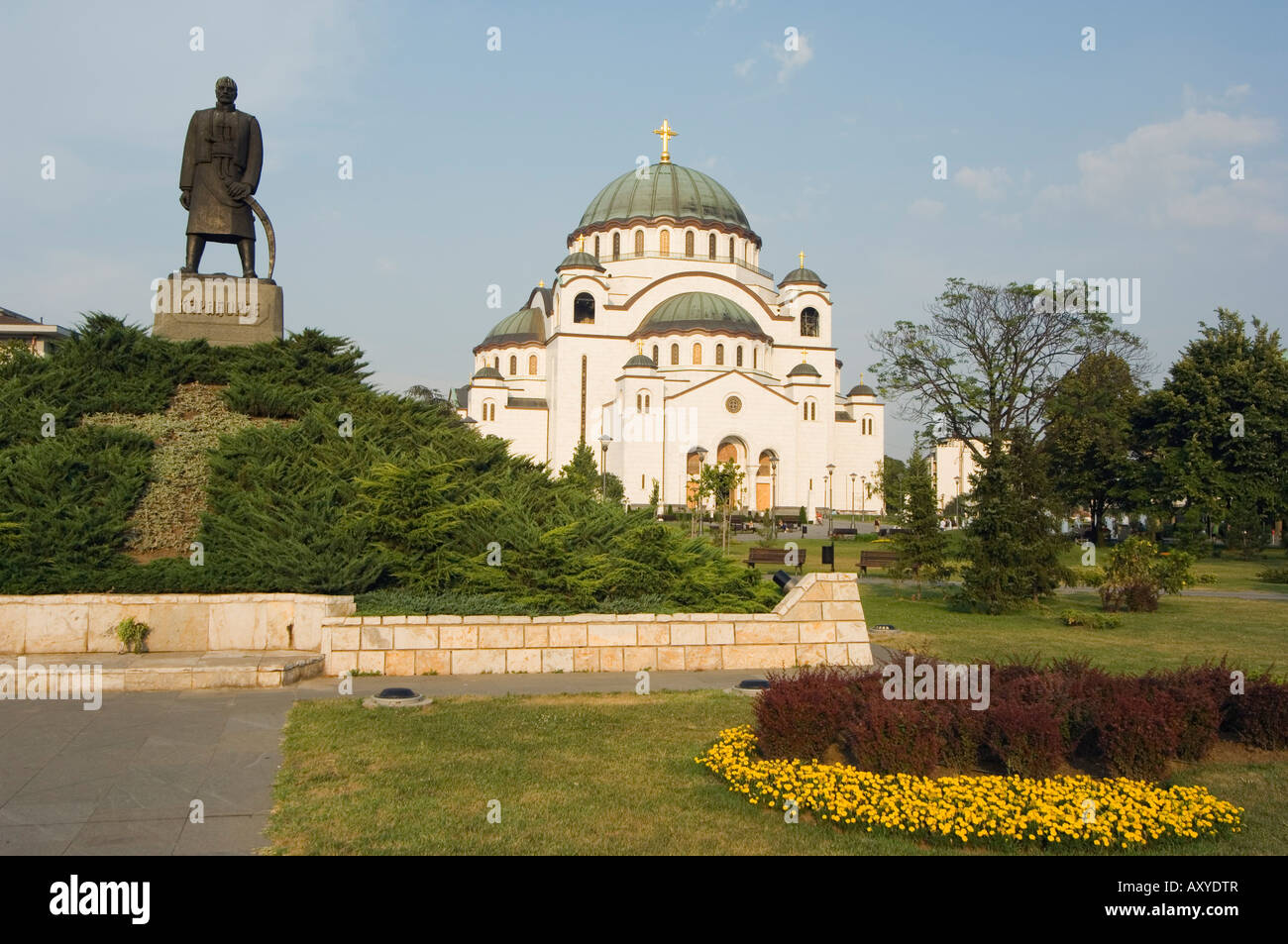 Denkmal vor dem St. Sava orthodoxe Kirche aus dem Jahr 1935, die größte orthodoxe Kirche in der Welt, Belgrad, Serbien Stockfoto