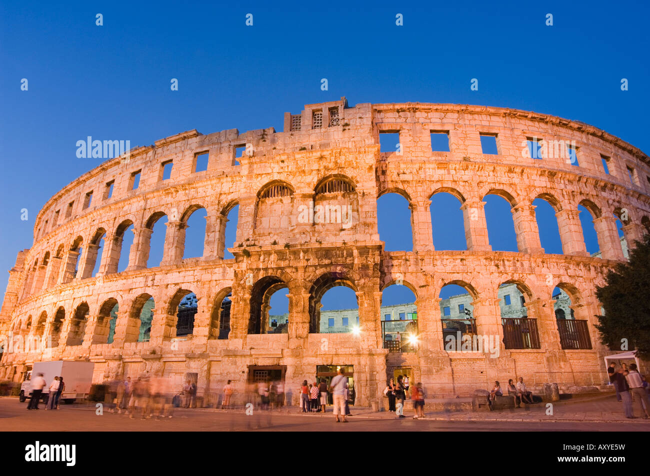 Das 1. Jahrhundert römische Amphitheater am frühen Abend lichtdurchfluteten, Pula, Istrien-Küste, Kroatien, Europa Stockfoto