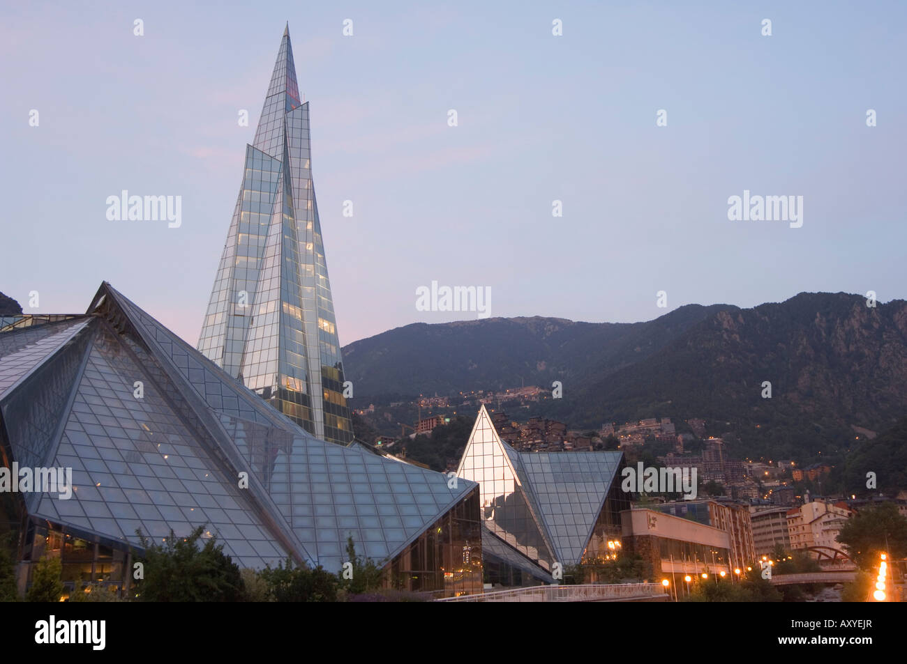 Caldea Thermalquelle komplexe beleuchtet am Abend, Andorra La Vella, Andorra, Europa Stockfoto