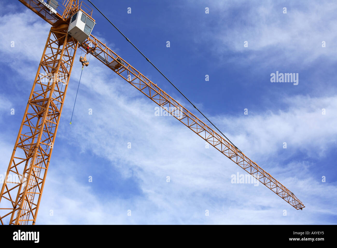 Großen Baukran gegen blauen Himmel Stockfoto