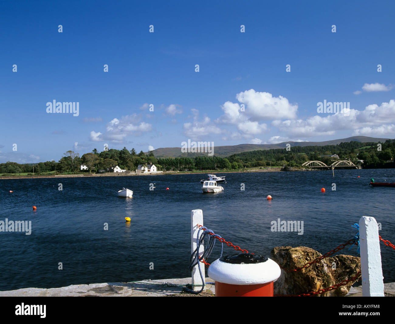 KENMARE COUNTY KERRY Republik von Irland EU September auf der Suche über den breiten Kenmare River mit Booten im kleinen Hafen Stockfoto