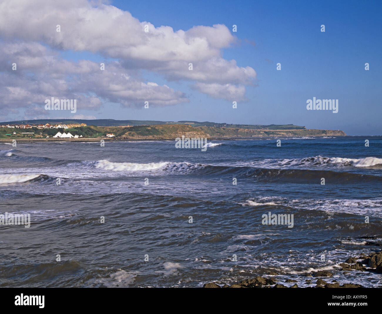 SCARBOROUGH NORTH YORKSHIRE UK September Blick über die weiten Norden Bucht in Richtung Scalby mit Wellen aus Nordsee Stockfoto